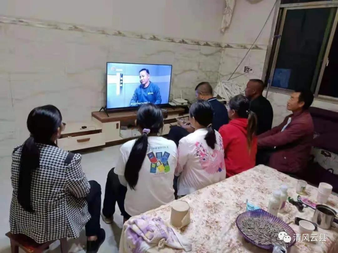 幸福镇盘村部分党员在村医杨正兰家集中观看《开尔行贿记》